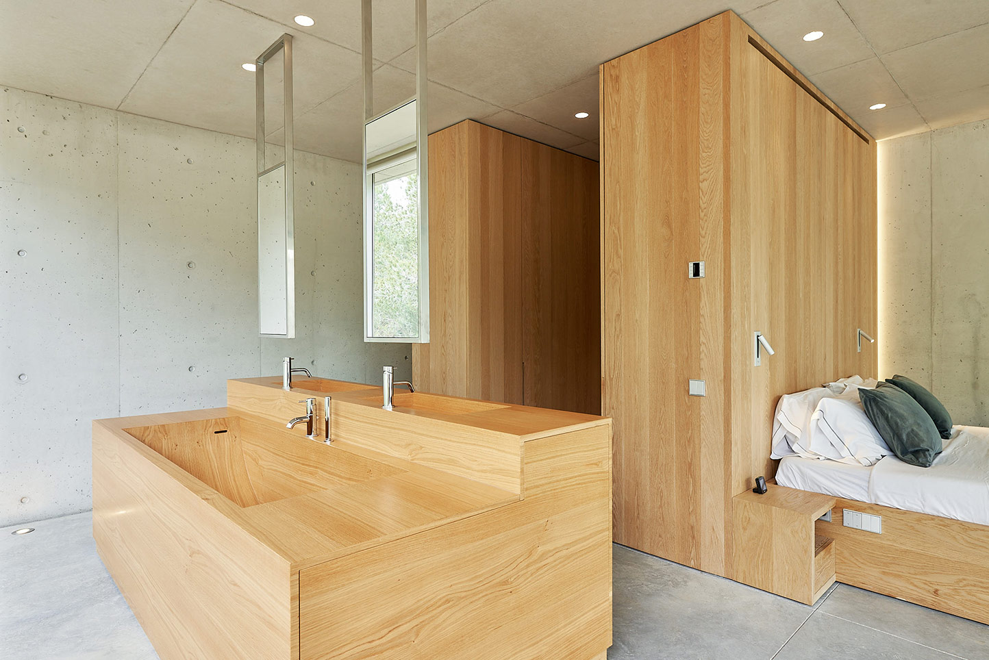 Image no. 2 of Custom wooden bathtub and vanity in Oak - Bathroom Island