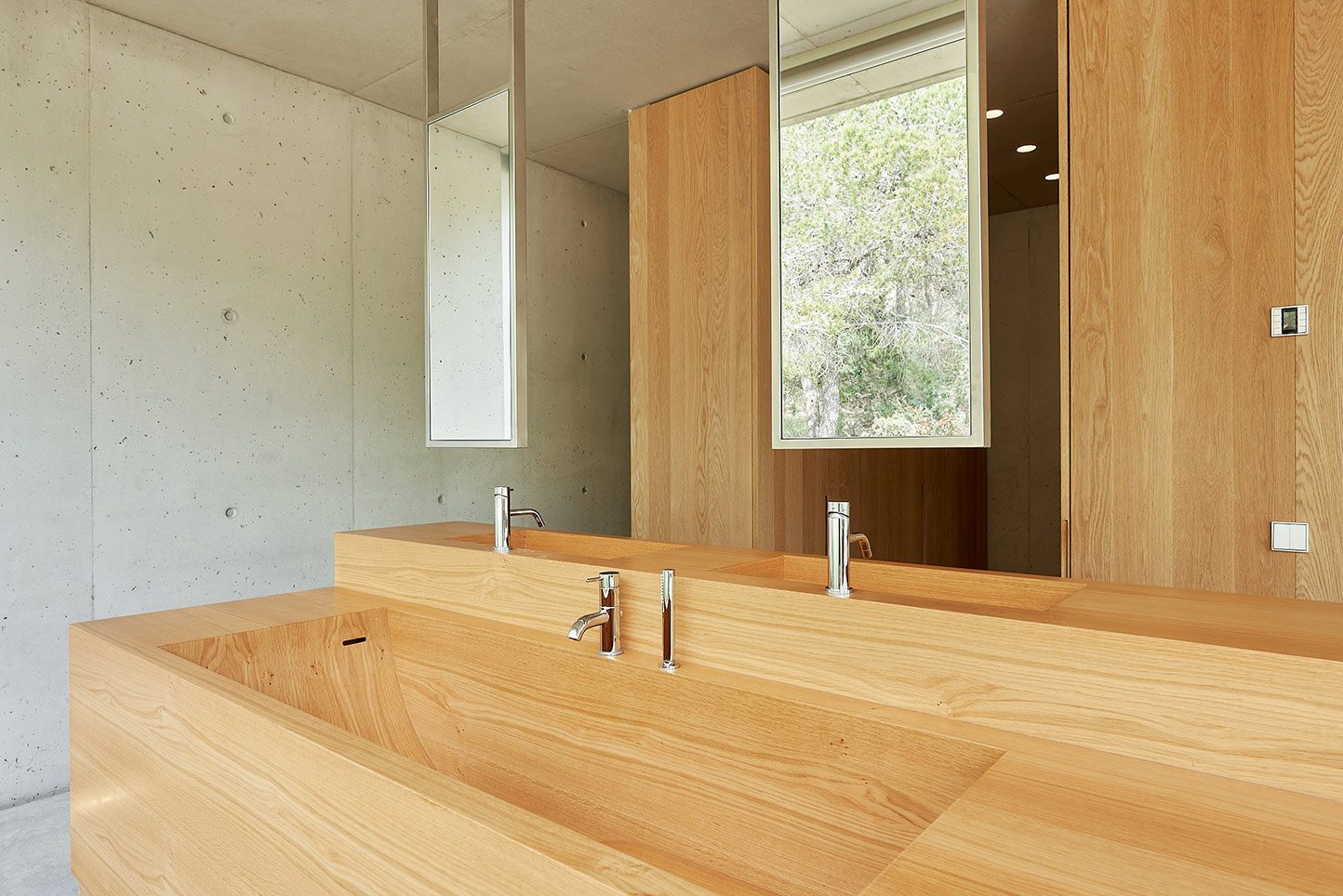 Image no. 3 of Custom wooden bathtub and vanity in Oak - Bathroom Island