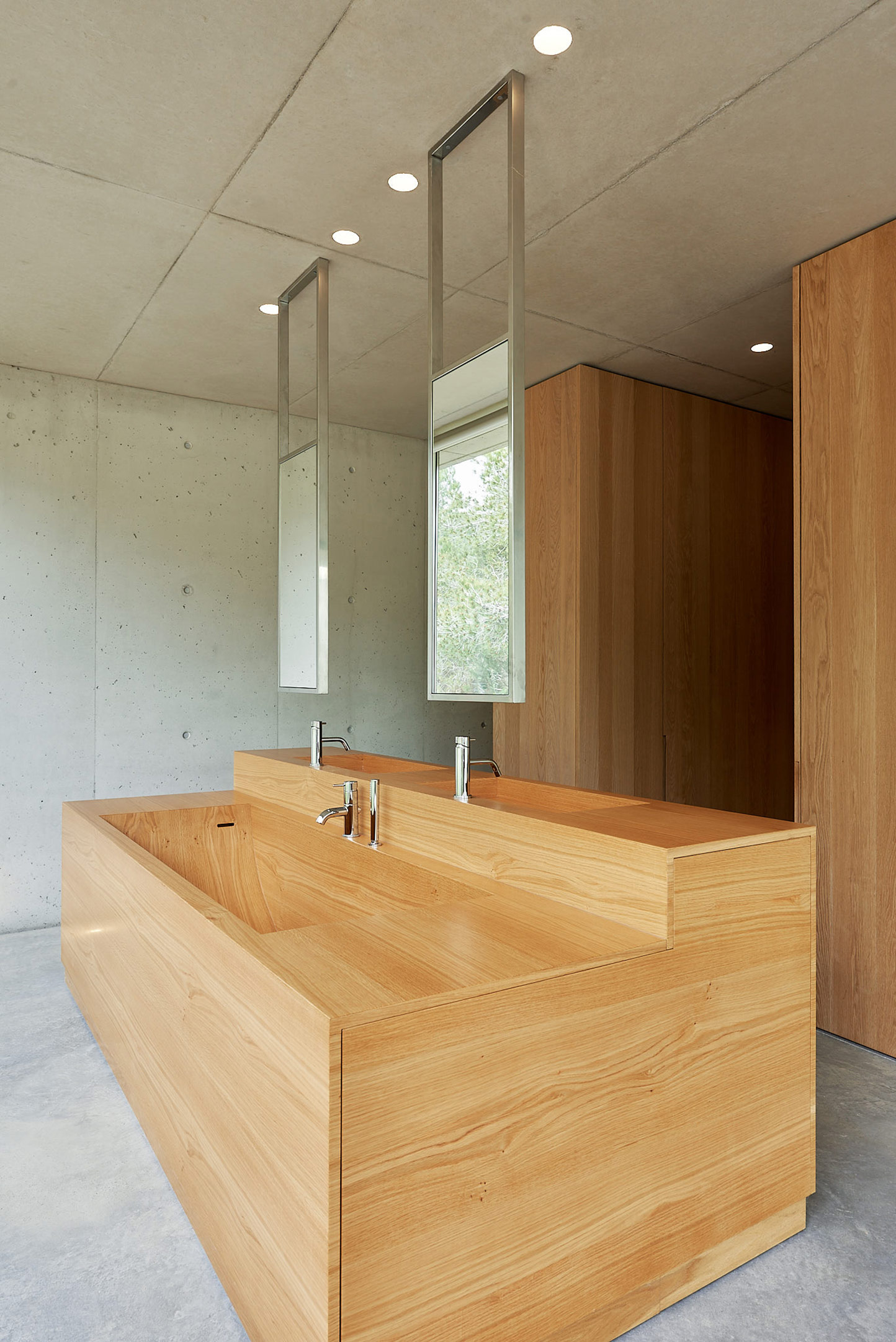 Image no. 6 of Custom wooden bathtub and vanity in Oak - Bathroom Island