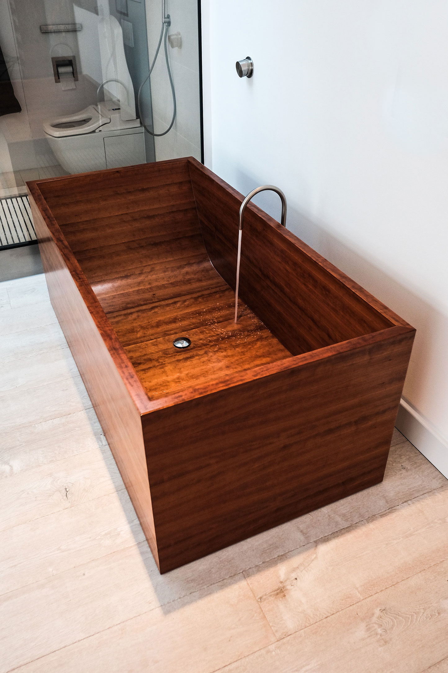 Image no. 3 of Ofuro wooden bathtub in American Cherry wood - London Cherry