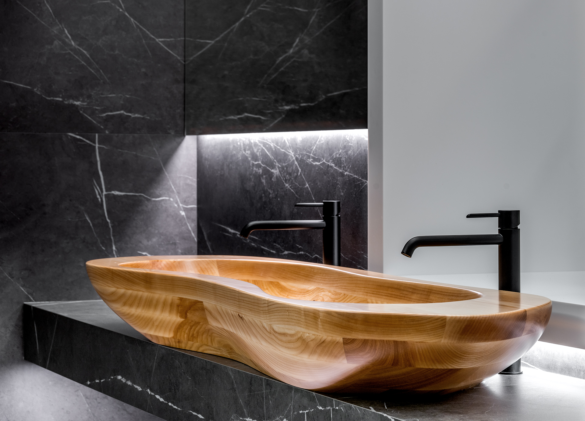 Image no. 8 of Custom bathtub and washbasin crafted in Ash wood - Defacto